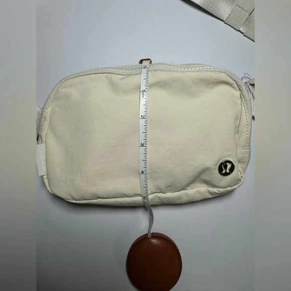 NWOT lululemon Everywhere Belt Bag White Opal 1L Unisex - Picture 4 of 8